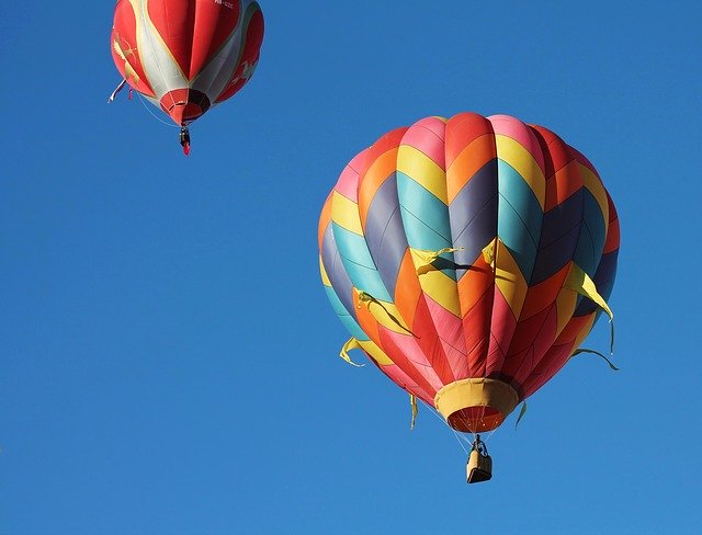 Festival delle mongolfiere, l'autunno a Paestum tra voli mozzafiato, danza degli aquiloni e attività ludiche